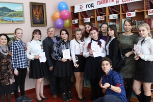 В Год памяти и славы мысковские школьники и студенты читают стихи о войне.