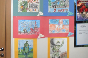 В городском Совете ветеранов войны и труда организована выставка детских рисунков, посвященная Дню Победы.