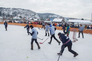 На спортивной площадке «Кызыл Чар» 17 февраля прошел турнир по хоккею с мячом в валенках.