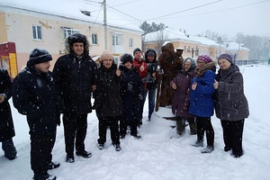 Снежная погода не помешала сегодня членам городского общества инвалидов покидать валенок.