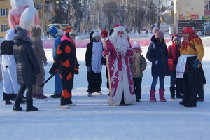 Жители микрорайона ГРЭС в новогодние каникулы могли встретиться с Дедом Морозом и побывать на Рождественском концерте.