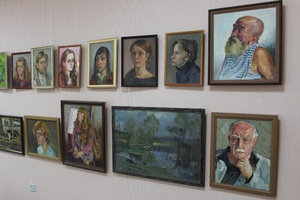 В Центральной городской библиотеке Мысков открылась выставка художника Вячеслава Протопопова.