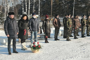 Сегодня в Мысках на Мемориале Славы прошел митинг, посвященный Дню Неизвестного солдата.