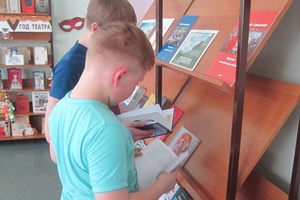 В рамках проекта «Мы живем в Кузбассе» в Центральной детской библиотеке Мысков прошла неделя полезной информации «От краеведения к краелюбию».