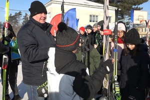 Сегодня Евгений Тимофеев вручил спортивный инвентарь юным лыжникам.