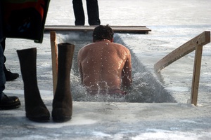 В Мысках завершаются приготовления к проведению Крещенских купаний.