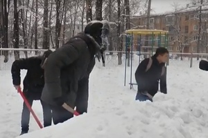 В Мысках волонтёры строят снежный городок для воспитанников Социально-реабилитационного центра.