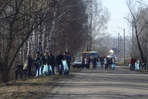 Сегодня мысковчане провели субботник в районе поселка Бородино.