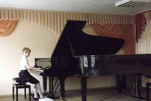Воспитанница Детской музыкальной школы № 64 Софья Галкина стала лауреатом I степени конкурса юных пианистов «Звонкие струны».
