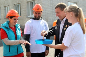 Около 60 молодых рабочих и специалистов компании «Южный Кузбасс» прошли традиционное профессиональное посвящение – «помазание углем».