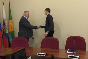 Сегодня глава Мысков Евгений Тимофеев вручил награды студентам Томь-Усинского энерготранспортного техникума.