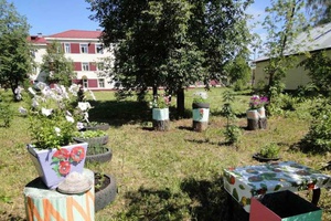 В Год экологии учреждения медицины в Мысках украсились цветами.