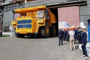 Угольная компания «Южный Кузбасс» выпусnила на линию первый из 11 карьерных самосвалов БелАЗ, закупленных по контракту с поставщиком – компанией «БЕЛАЗ-24».