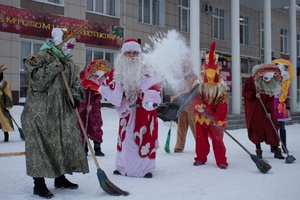Сегодня в Мысках на уборку снега вышли Дед Мороз, Снегурочка, символ 2017 года - Петух и другие сказочные персонажи.