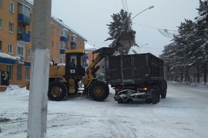 В Мысках продолжаются работы по очистке от снега городских дорог.