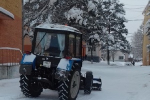 Сегодня на очистке территории города от снега задействовано 22 единицы техники.