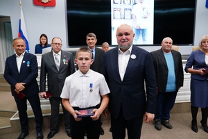 Сергей Цивилев вручил кузбасскому школьнику медаль «За проявленное мужество».
