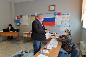 Глава Мысков Евгений Тимофеев в числе первых принял участие в голосовании по поправкам в Конституцию Российской Федерации.