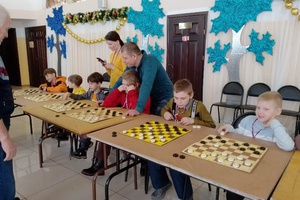 В Мысках прошел Рождественский турнир по русским шашкам среди команд учреждений образования.