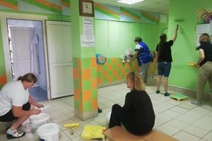 С сегодняшнего дня в детских садах Мысков началась ремонтная кампания.