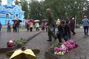 Сегодня, в День памяти и скорби, мысковчане возложили цветы на Мемориале Славы.