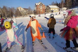 Спортивный праздник «С Рождеством!» прошел на детском склоне Детско-юношеской спортивной школы по горным лыжам и сноуборду.