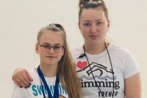 Мысковчанка Алиса Чащина завоевала 8 медалей на Открытом зимнем чемпионате и Первенстве Омской области по плаванию среди спортсменов с поражением ОДА и нарушением зрения.