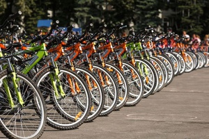 Сегодня 57 мысковских школьников стали обладателями велосипедов.