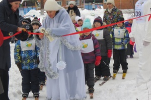 Сегодня в двух детских садах Мысков открылись лыжные трассы.