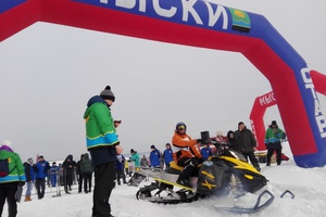 В Мысках прошел фестиваль снегоходного спорта «Февральская метель».
