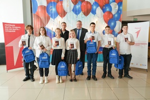 Сегодня в Городском центре культуры Мысков прошла торжественная церемония вручения паспортов юным мысковчанам.