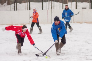 В предстоящее воскресенье любители хоккея в валенках встретятся на хоккейной коробке в Красном Яре.