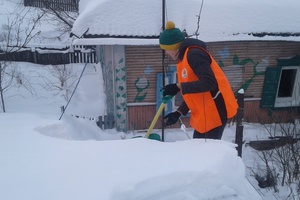 В Мысках добровольцы оказывают пожилым гражданам помощь в борьбе со снегом.