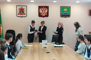 Сегодня в администрации Мысков вручали паспорта юным горожанам.