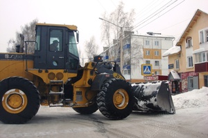 Почти 2500 кубометров снега вывезено с улиц Мысков с начала года.