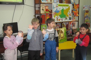 В детской библиотеке Мысков для воспитанников детского сада № 18 «Рябинка» прошло открытие Года театра.