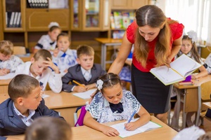 Учителя Кузбасса с 1 сентября начнут получать по 8 тыс. рублей в месяц за классное руководство.