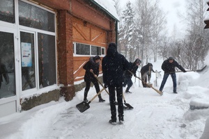 В Мысках продолжается борьба со снегом.