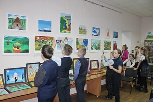 В Центральной городской библиотеке Мысков состоялось торжественное открытие выставки рисунков индийских детей «Моя любимая Индия».
