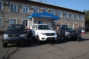 Угольная компания «Южный Кузбасс» в рамках программы обновления автопарка приобрела три автомобиля УАЗ-Патриот и прицеп-тяжеловоз отечественного производства.