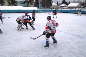 В Мысках в городском турнире по хоккею «Красная машина» победителем стала команда из Междуреченска.