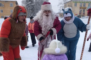 Юные мысковчане в зимние каникулы весело провели время с Дедом Морозом у новогодней елки.