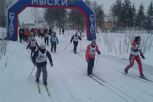 Сегодня в Мысках прошли соревнования по лыжным гонкам на призы Деда Мороза.
