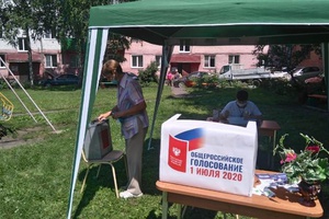 Сегодня для жителей четырех многоквартирных домов в п.Ключевой было организовано голосование вне помещения избирательного участка.