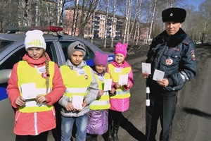 В рамках операции «Каникулы» на территории Мысков прошла  акция «Юный пешеход» с участием юных инспекторов движения Станции юных техников, а так же сотрудников ГИБДД.