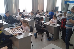 В Мысках прошли региональные соревнования по русским шашкам среди школьников и молодежи.