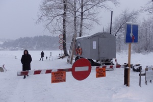 Сегодня в Мысках открыта автомобильная ледовая переправа через реку Томь.