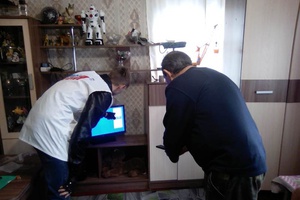 Пожилым мысковчанам помощь в подключении и настройке цифрового ТВ оказывают волонтеры.