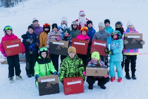Глава Мысков Евгений Тимофеев в качестве Деда Мороза посетил Детско-юношескую спортивную школу по горным лыжам и сноуборду.