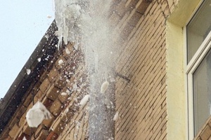 Сегодня житель Мысков пострадал от схода наледи с крыши двухэтажного жилого дома.